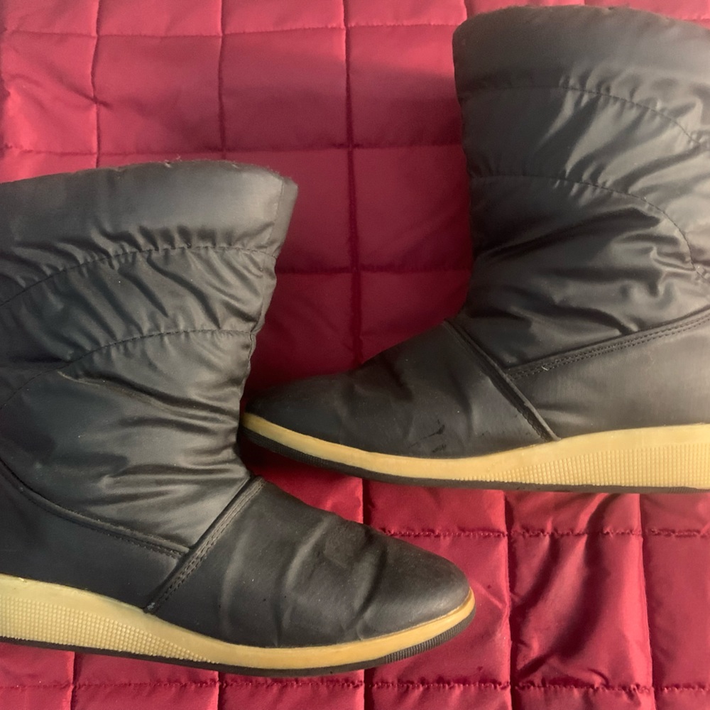 Dexter short black winter boots . Textile uppers with wedge heel 7M preowned